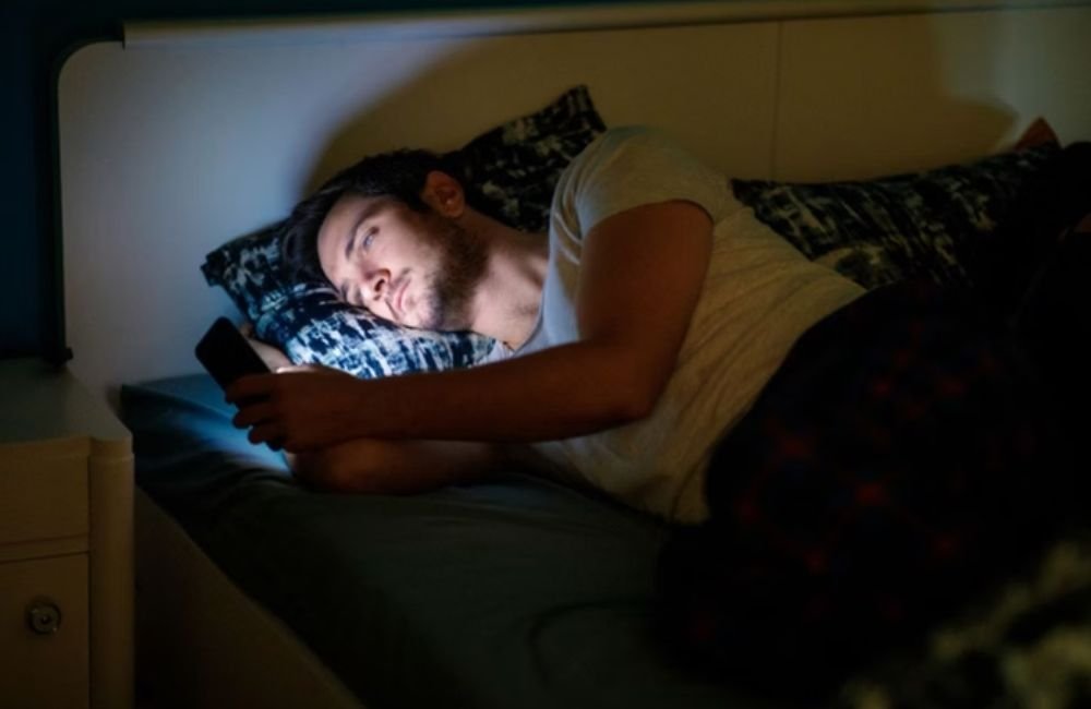 Uso de telas na cama aumenta o risco de insônia em 59%, diz estudo