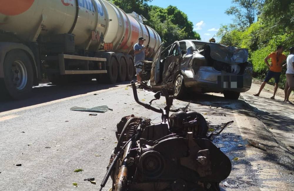 VÍDEO Acidente entre três veículos mobiliza socorristas na BR-020 em Posse