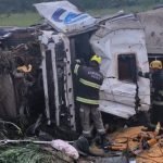 VÍDEO Bombeiros atendem capotamento de carreta carregada de milho em Luziânia