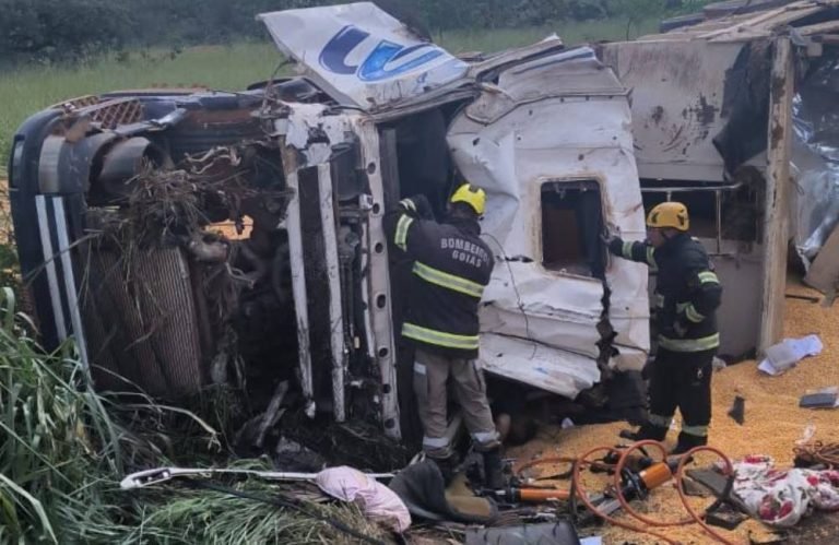VÍDEO Bombeiros atendem capotamento de carreta carregada de milho em Luziânia