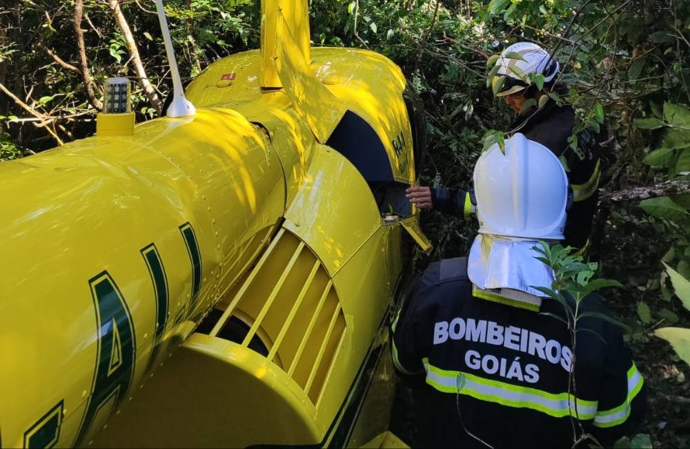 VÍDEO Helicóptero realiza pouso forçado em área verde de Pirenópolis e ocupantes saem ilesos