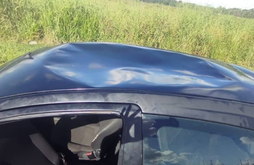 VÍDEO | PRF prende dupla após passageiro viajar nu sobre o teto de carro em alta velocidade na BR-153