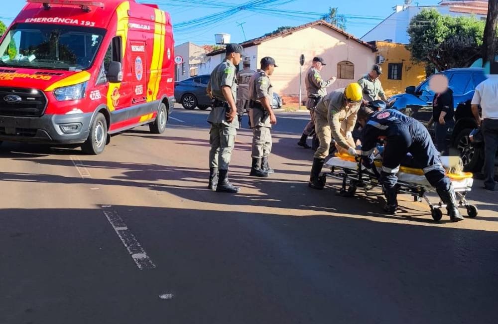 Acidente entre carro e moto deixa mulher ferida no Setor Aeroporto em Jataí