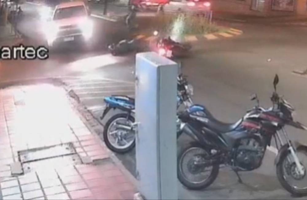 Acidente entre moto e caminhonete é registrado na rotatória entre ruas Inácio José de Melo e Joaquim Cândido