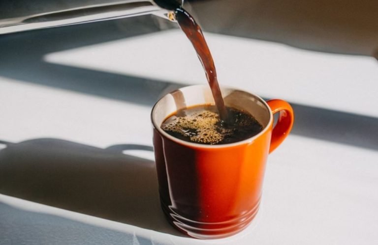 Beber café reduz risco de quedas na velhice, diz estudo