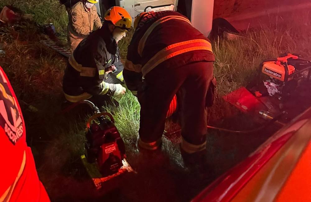 Bombeiros realizam resgate em grave colisão entre caminhões na BR-153