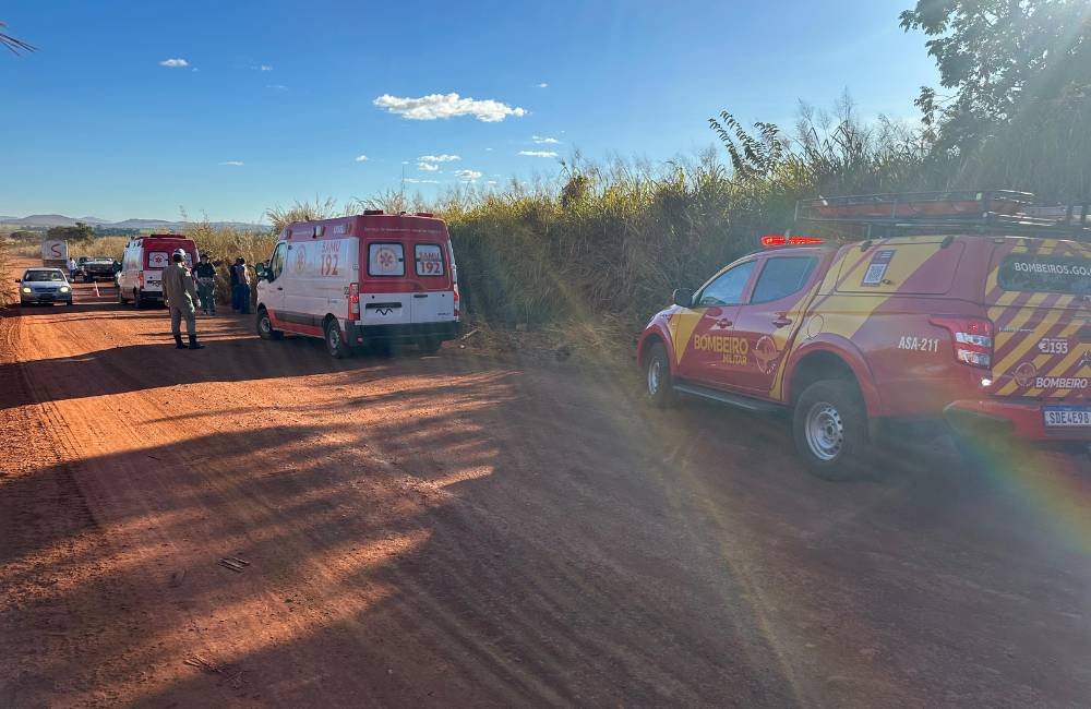 Bombeiros resgatam três vítimas de capotamento na GO-438, em Goianésia