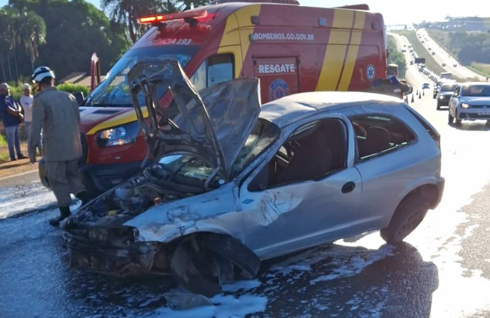 Bombeiros resgatam vítima de capotamento na BR-060