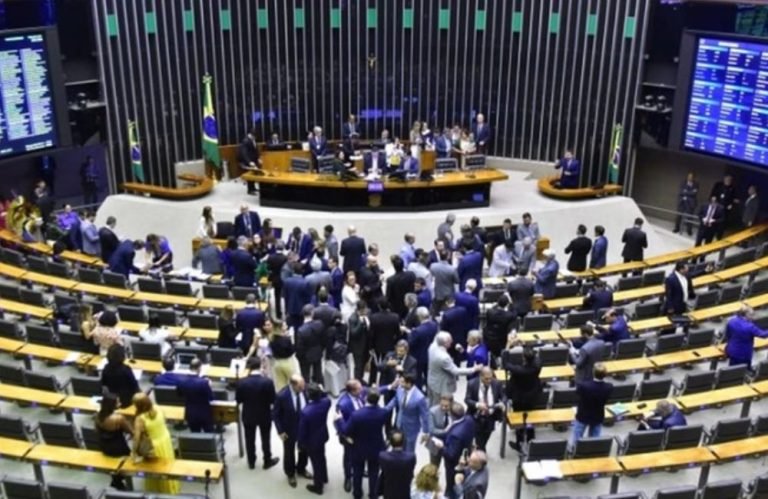 Câmara aprova projeto que aumenta número de deputados para 531