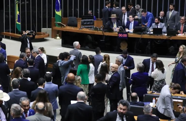 Câmara aprova projeto que reajusta salários de servidores públicos