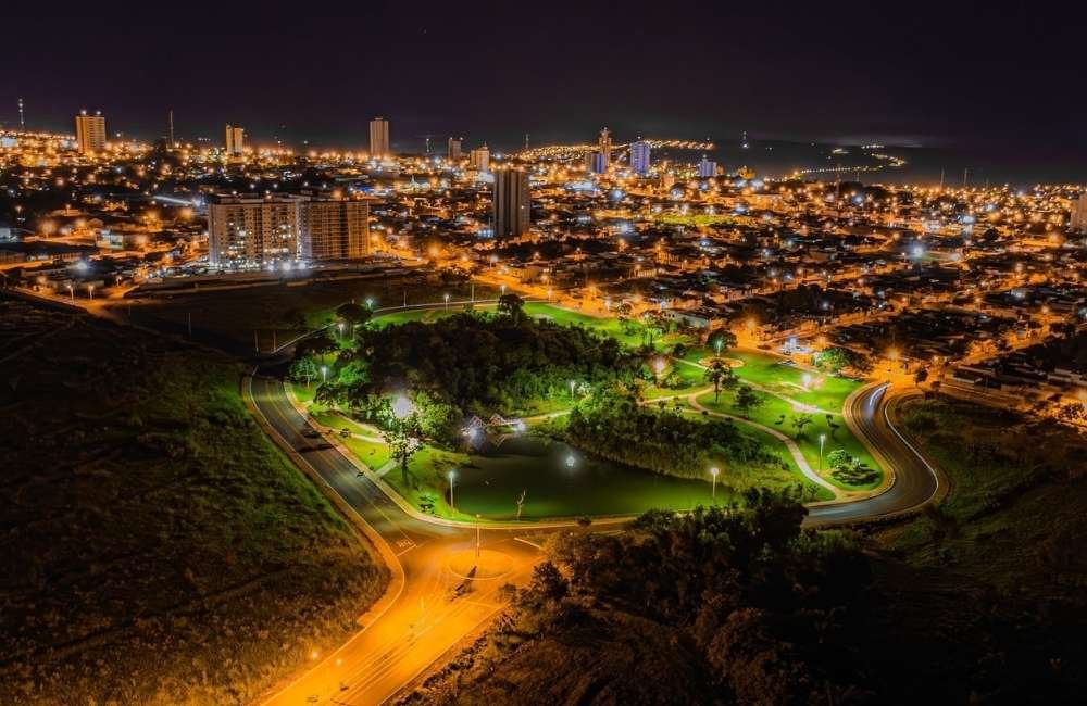Clima tempo previsão Jataí goiás brisas parque prédios a noite luzes ligada brasil