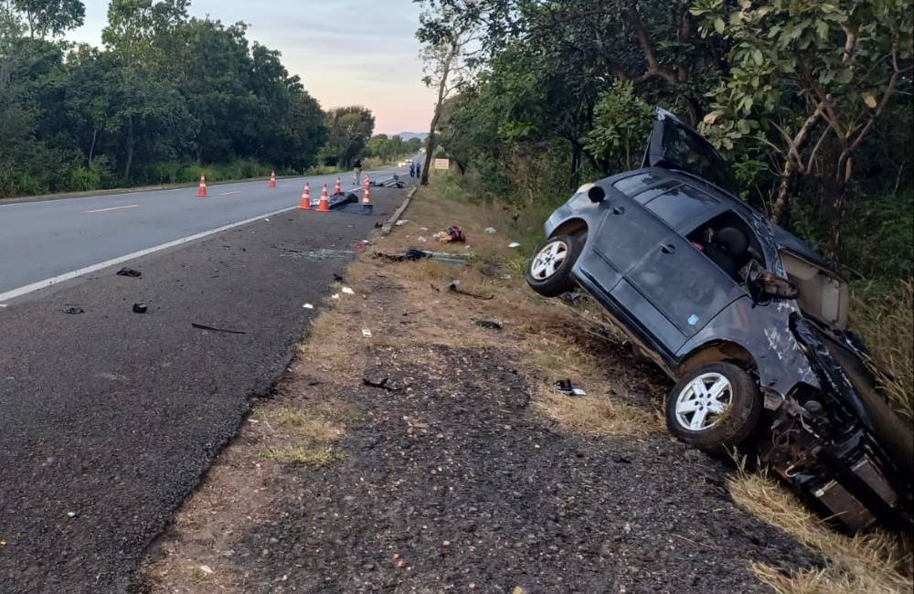 Colisão contra árvore mata uma pessoa e fere três na BR-153