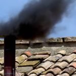 Conclave 2º dia inicia com fumaça preta e indefinição do futuro papa