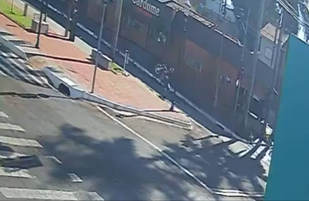 VÍDEO | Condutor de 20 anos é preso por empinar moto em via movimentada em Mineiros