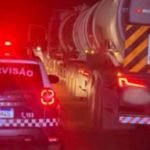 Condutor embriagado colide carreta de combustíveis em poste na entrada de Jataí e é detido pela GCMJ