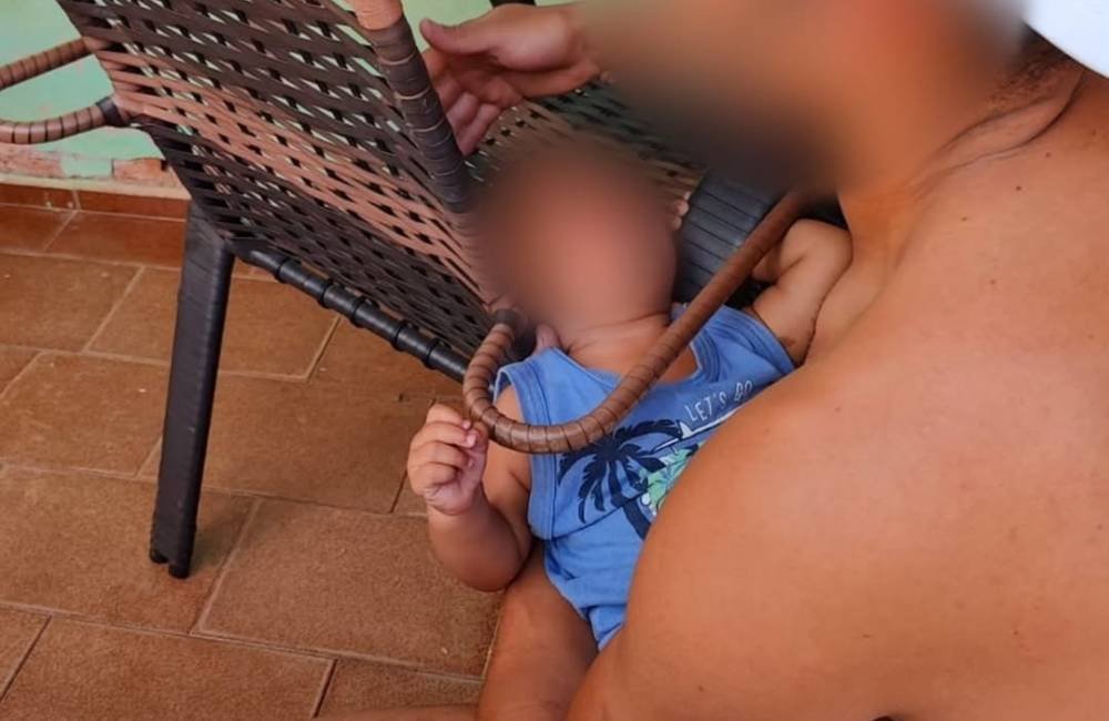 Criança de um ano é resgatada após ficar com a cabeça presa em cadeira em Mineiros