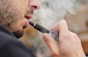 Fuma vape Saiba quais são os riscos de usar cigarros eletrônicos
