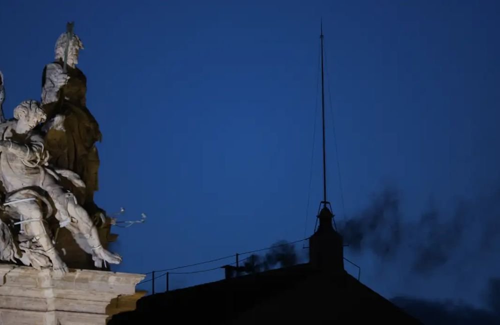 Fumaça preta: cardeais ainda não escolheram papa