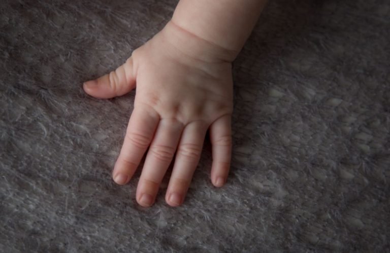 GO Bebê de 2 anos morre após se afogar em piscina residencial
