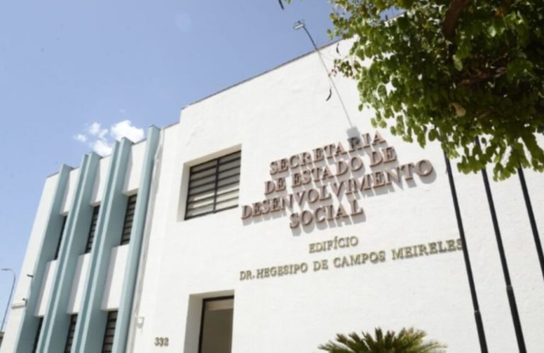 Governo de Goiás abre inscrições para processo seletivo com salário de até R$ 10,8 mil; confira