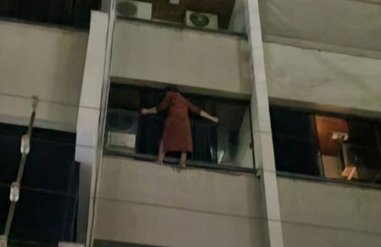 Idosa fica pendurada na janela para fugir de ladrão que invadiu apartamento no Centro de Goiânia