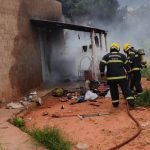 Incêndio atinge área externa de residência no Bairro Popular, em Mineiros