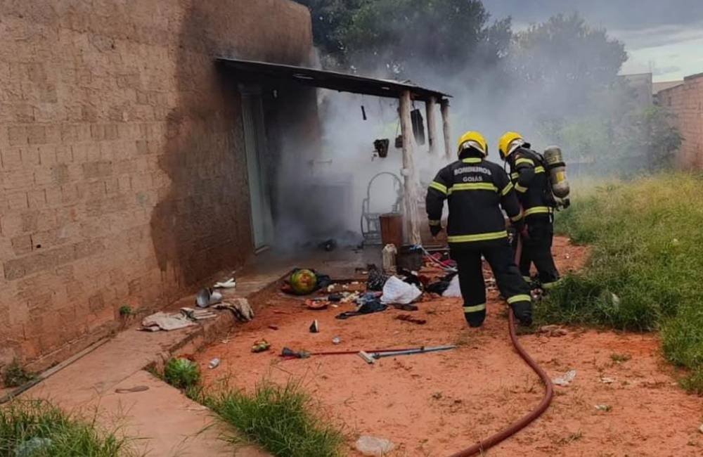 Incêndio atinge área externa de residência no Bairro Popular, em Mineiros