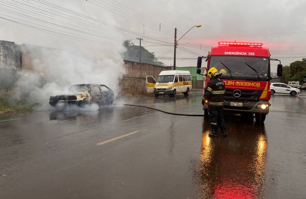 Incêndio atinge veículo estacionado no centro de Jataí