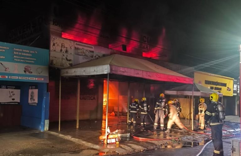 Incêndio de grandes proporções destrói loja agropecuária