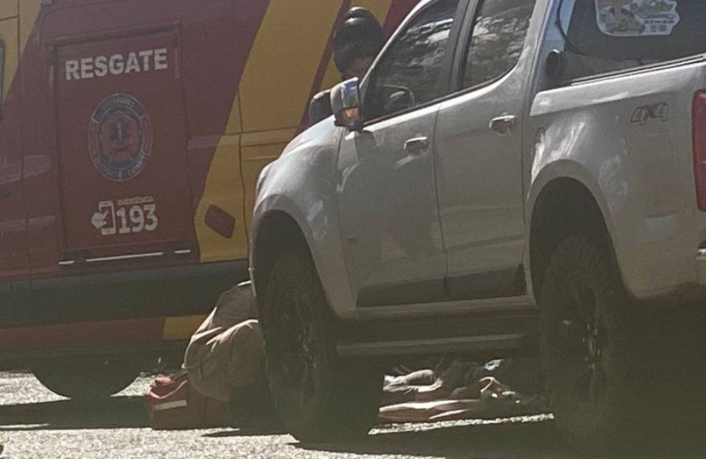 Motociclista fica ferido em colisão com caminhonete