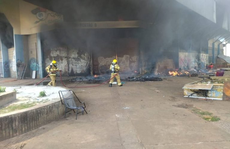 Princípio de incêndio atinge ginásio no Setor Campinas, em Goiânia