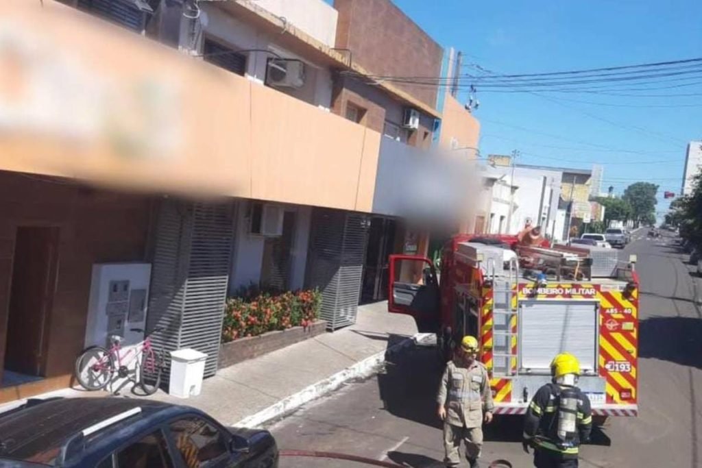 Princípio de incêndio mobiliza Corpo de Bombeiros em restaurante no centro de Mineiros