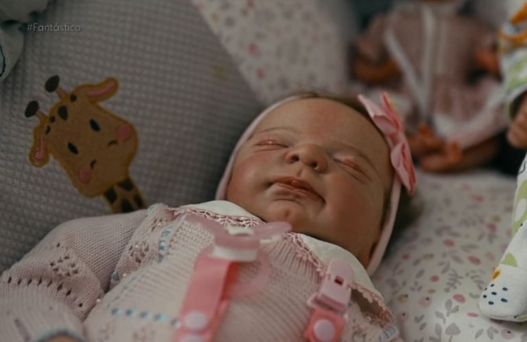 Projeto prevê multa de R$ 30 mil para quem usar bebê reborn para furar fila