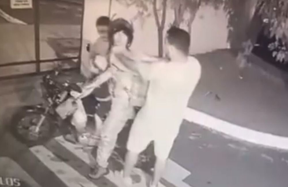 Torcedores espancam homem na frente do filho de três anos, em Goiânia
