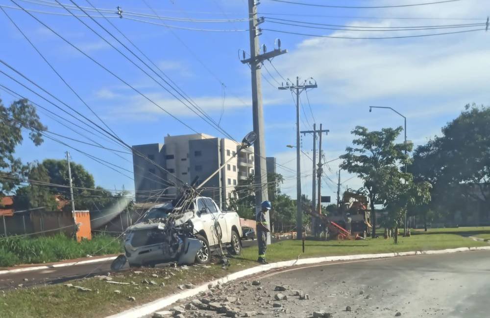 VÍDEO | Acidente em Jataí causa danos a poste e compromete rede elétrica e telefônica