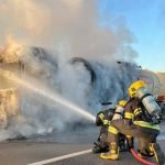 VÍDEO Bombeiros combatem incêndio em caminhão com 60 mil litros de biodiesel na BR-060