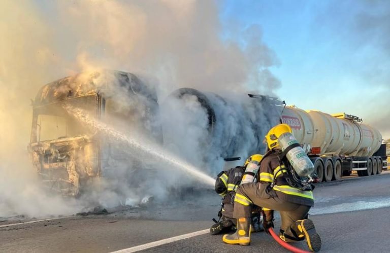 VÍDEO Bombeiros combatem incêndio em caminhão com 60 mil litros de biodiesel na BR-060