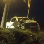 VÍDEO Grave acidente deixa caminhonete destruída após colisão com poste em Jataí