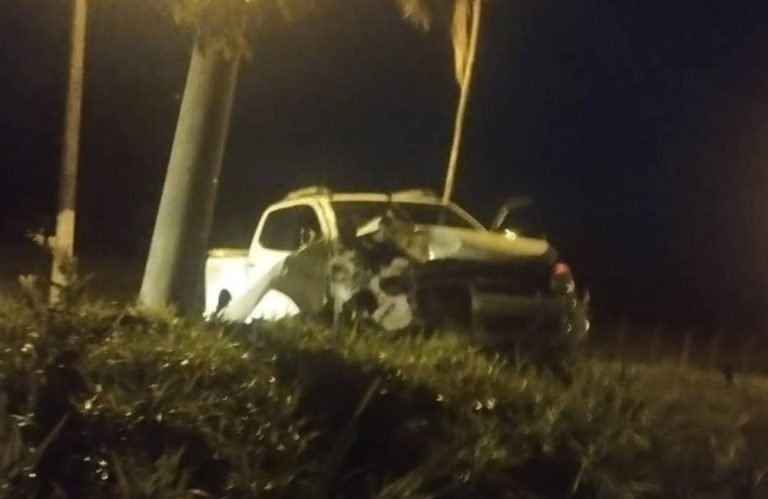 VÍDEO Grave acidente deixa caminhonete destruída após colisão com poste em Jataí