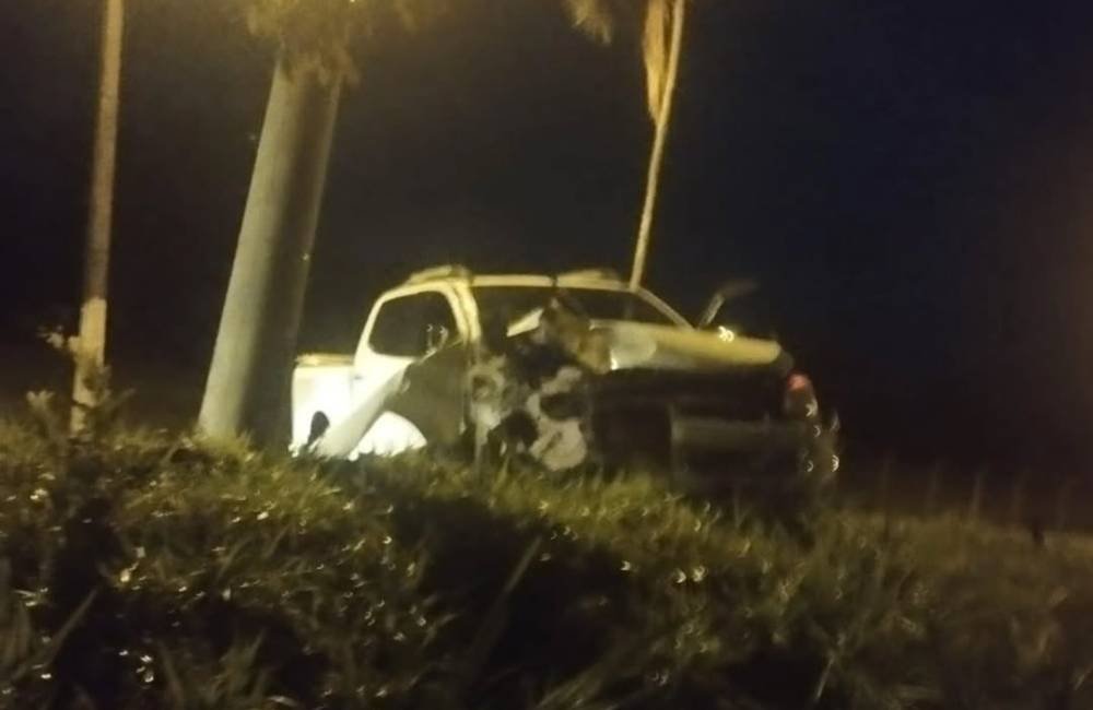 VÍDEO | Grave acidente deixa caminhonete destruída após colisão com poste em Jataí (GO)