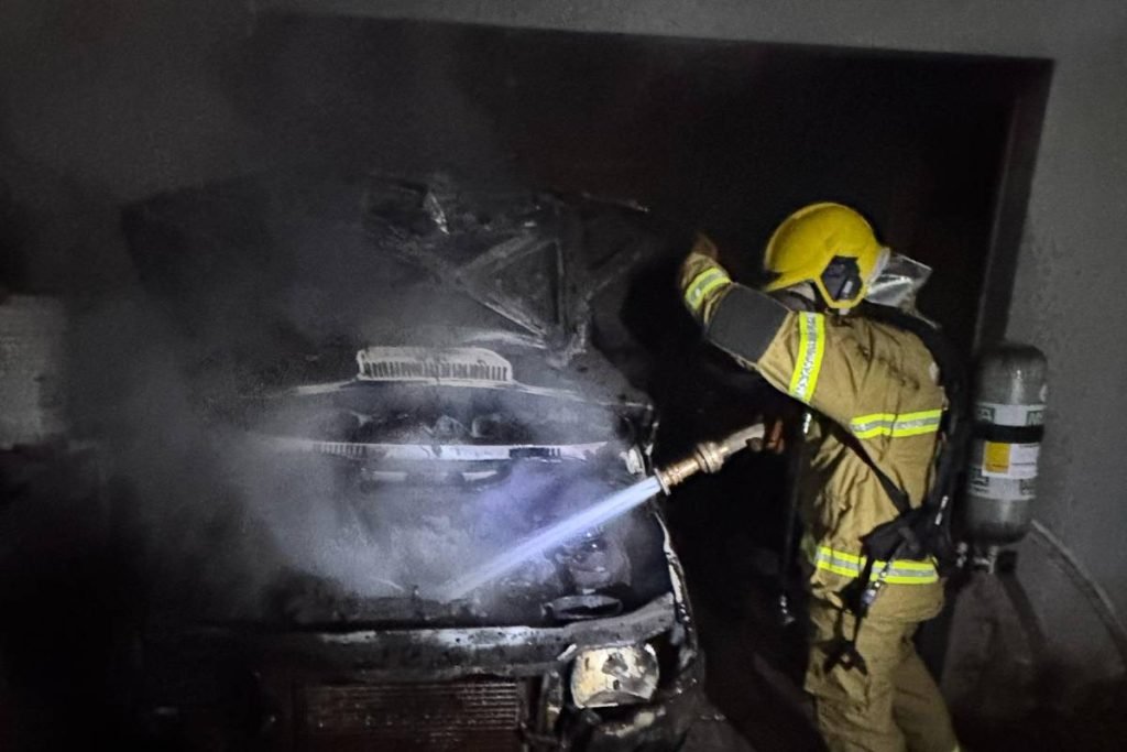 _VÍDEO Incêndio criminoso destrói parte de veículo em garagem residencial