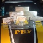 VÍDEOCasal é preso com 6 kg de maconha escondidos na mochila da filha durante viagem de ônibus em Goiás