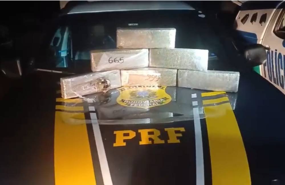 VÍDEOCasal é preso com 6 kg de maconha escondidos na mochila da filha durante viagem de ônibus em Goiás