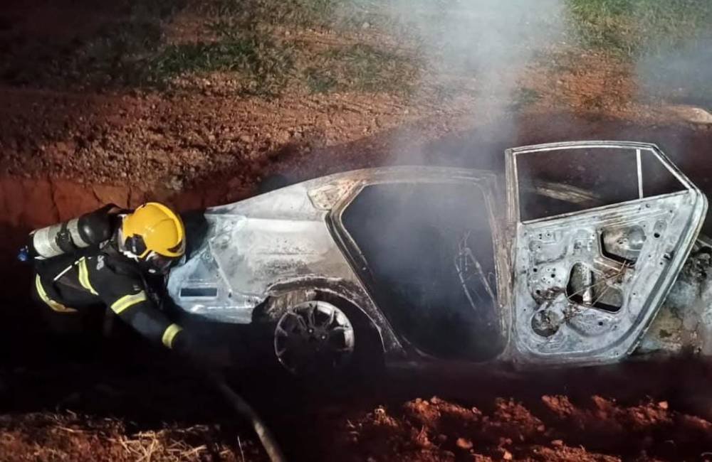 Veículo sai da pista e pega fogo às margens da BR-364