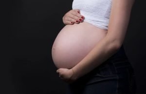 Brasileiras estão tendo menos filhos e adiam maternidade, diz Censo