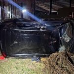 Carro capota após atingir poste e coqueiros e vai parar em área da TV Anhanguera em Jataí