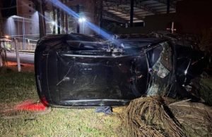 Carro capota após atingir poste e coqueiros e vai parar em área da TV Anhanguera em Jataí