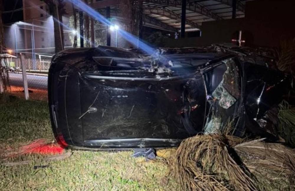Carro capota após atingir poste e coqueiros e vai parar em área da TV Anhanguera em Jataí