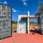 Cartaz inusitado no Mirante do Cristo Redentor em Jataí chama atenção de visitantes