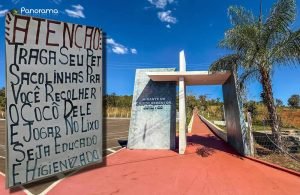Cartaz inusitado no Mirante do Cristo Redentor em Jataí chama atenção de visitantes